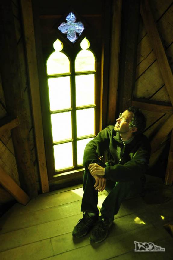 No sótão do Convento Inmaculada Concepción, iluminado pela luz colorida filtrada por um dos vitrais do antigo prédio que hoje abriga um museu. Em Ancud, no norte da ilha de Chiloé, no sul do Chile